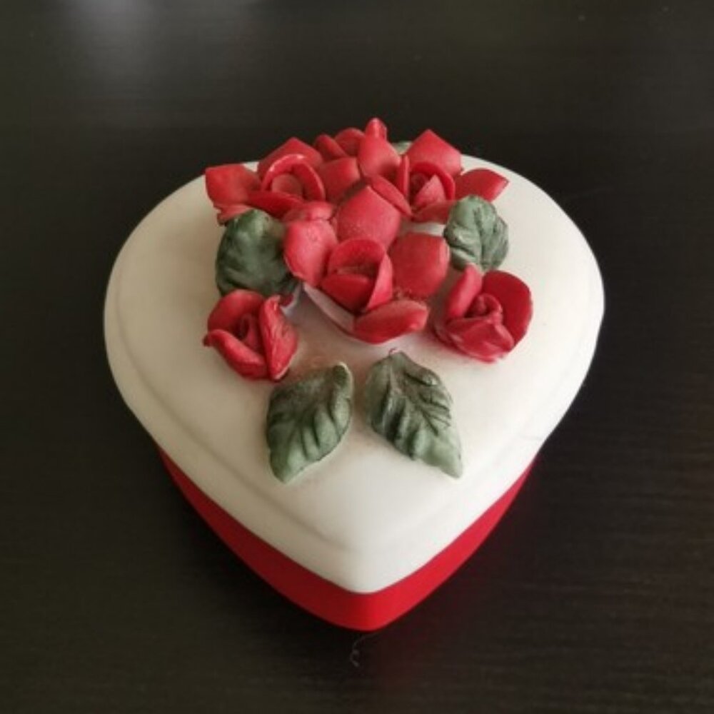 Lefton Heart Shaped Trinket‎ Box Porcelain, Roses, Hand Painted White & Red 1985